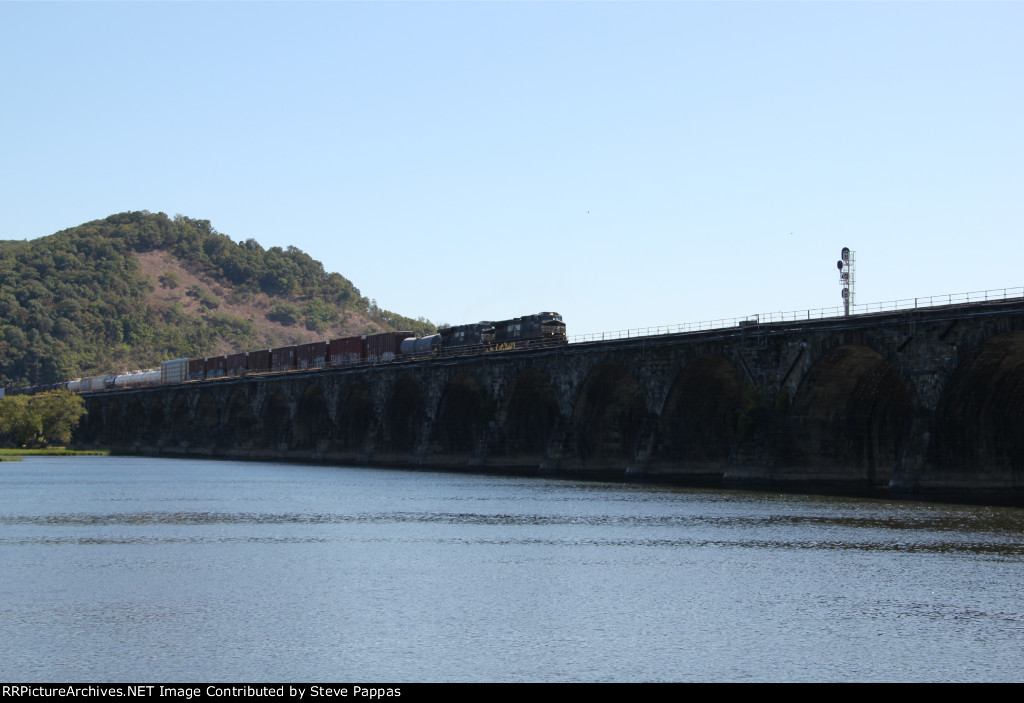 NS 9867 takes train 11Z from Binhamton over Rockville bridge to Enola